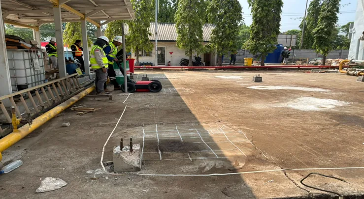 Tim survey dengan unit georadar dan grid berwarna putih pada perkerasan area industri