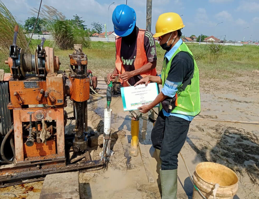 Persiapan sensor seismic downhole di area lubang bor